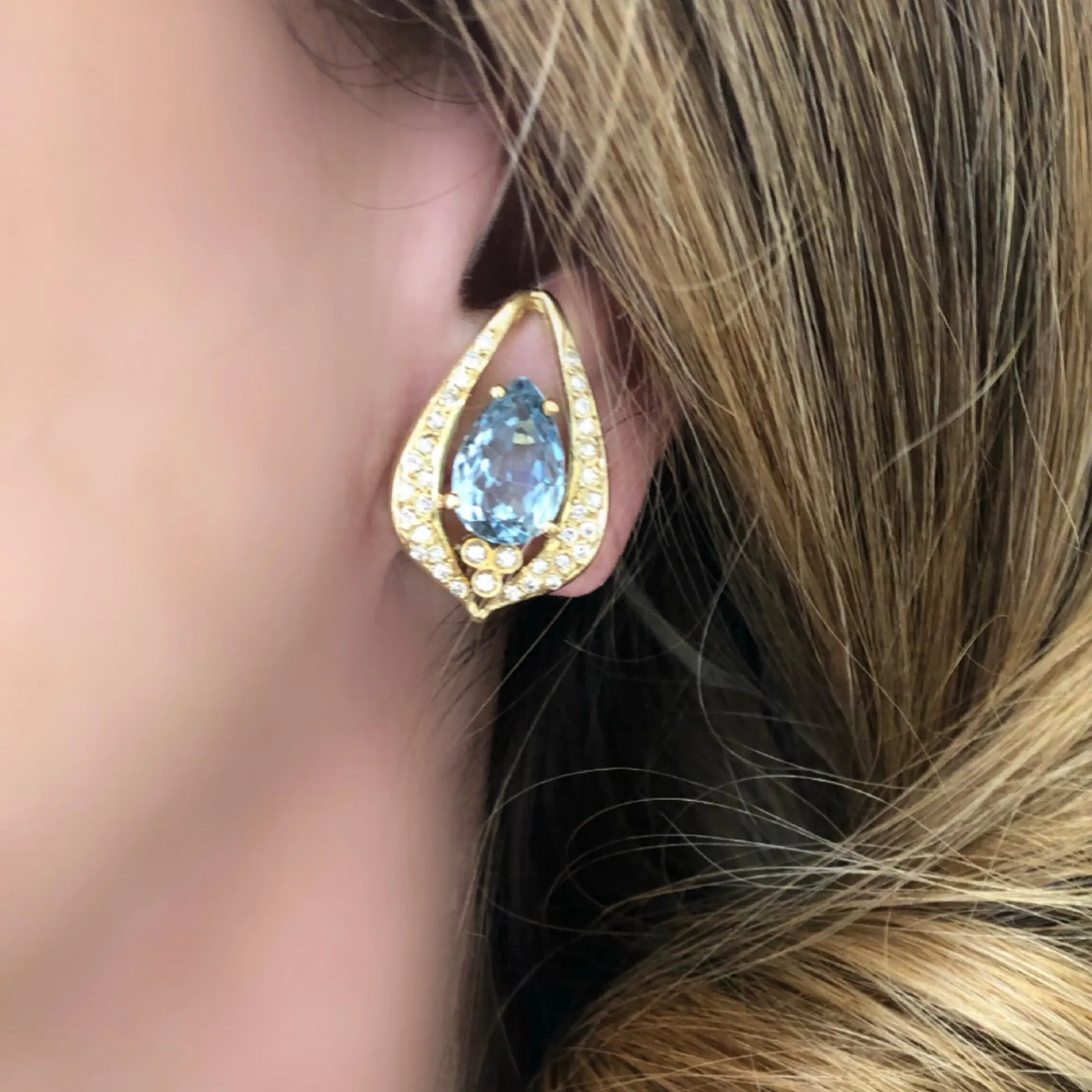 Aquamarine & Diamond Clip-on Earrings set in 18K Yellow Gold CA 1980