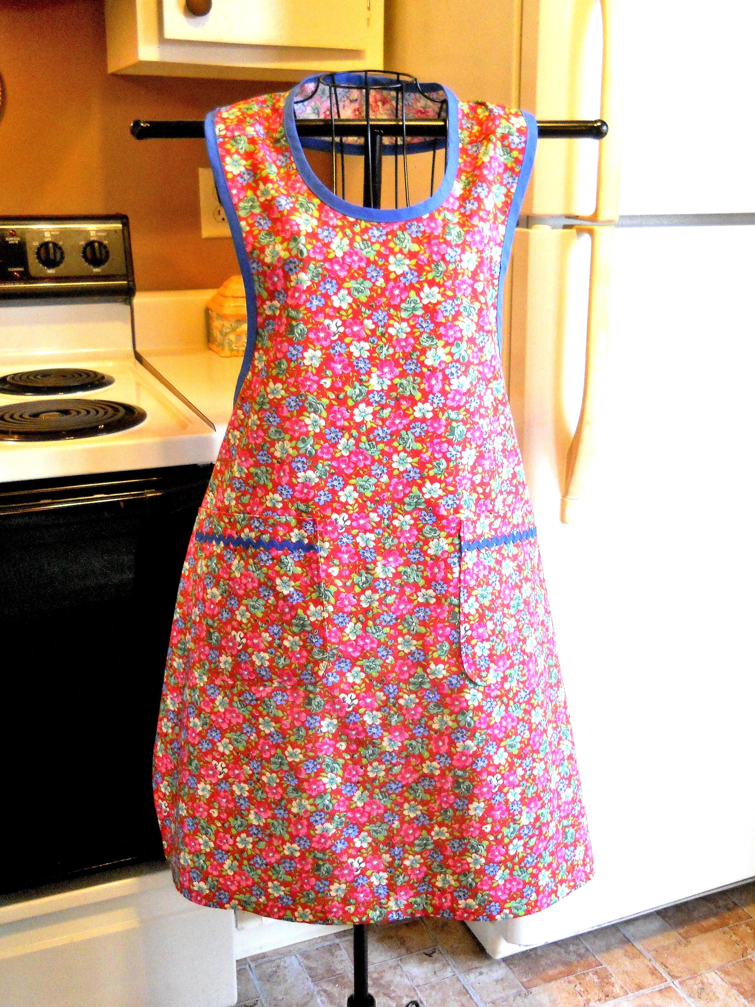 Grandma Old Fashioned Handmade Apron in Red Floral size Large