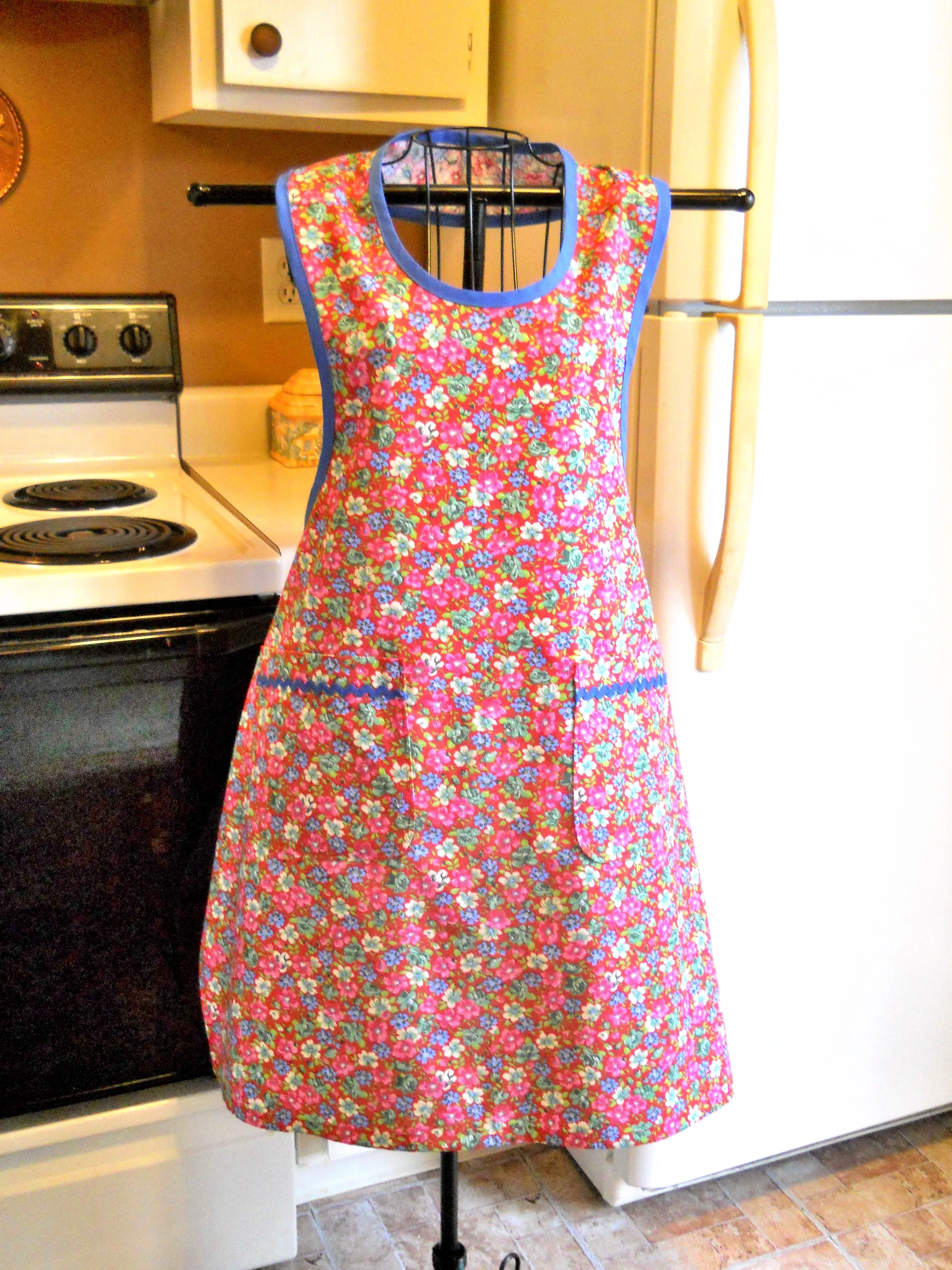 Grandma Old Fashioned Handmade Apron in Red Floral size Large