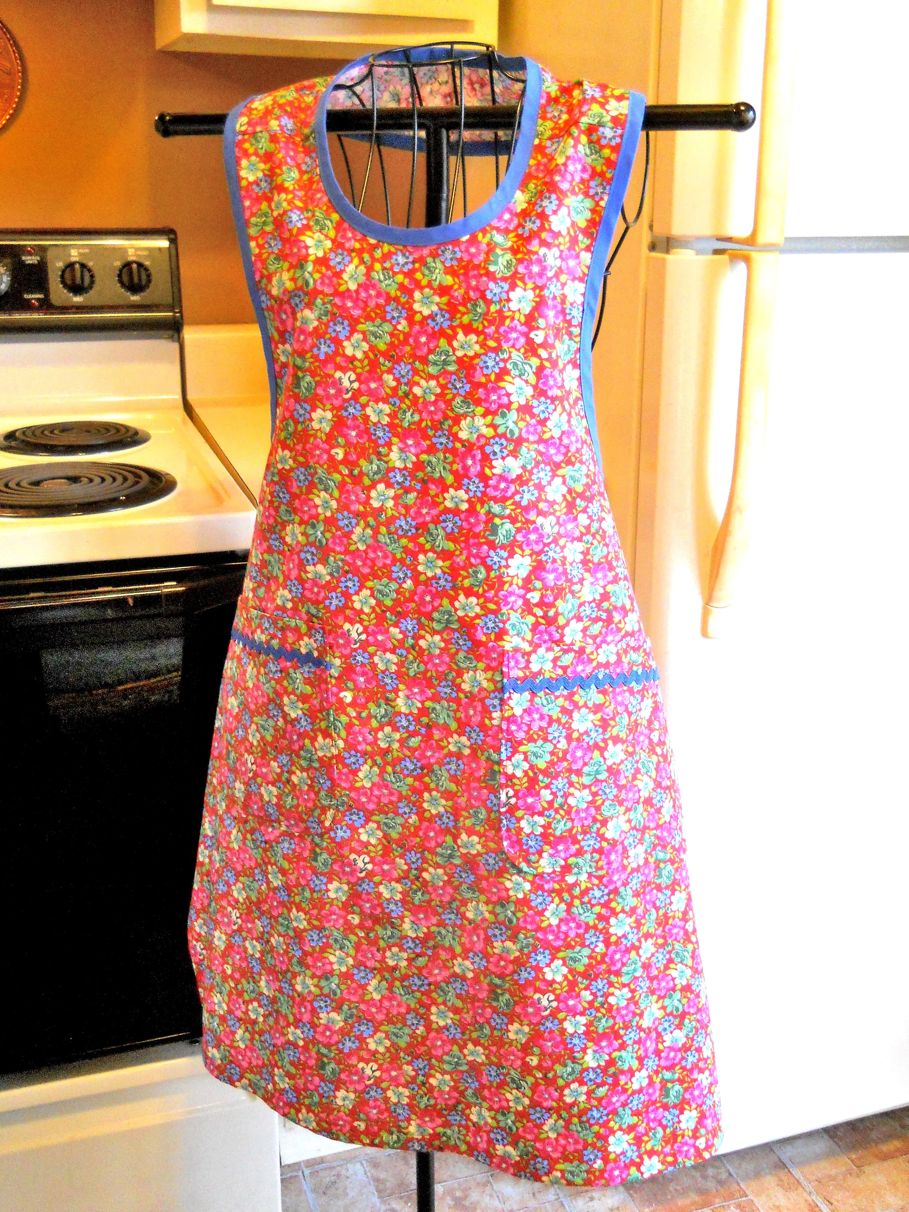 Grandma Old Fashioned Handmade Apron in Red Floral size Large