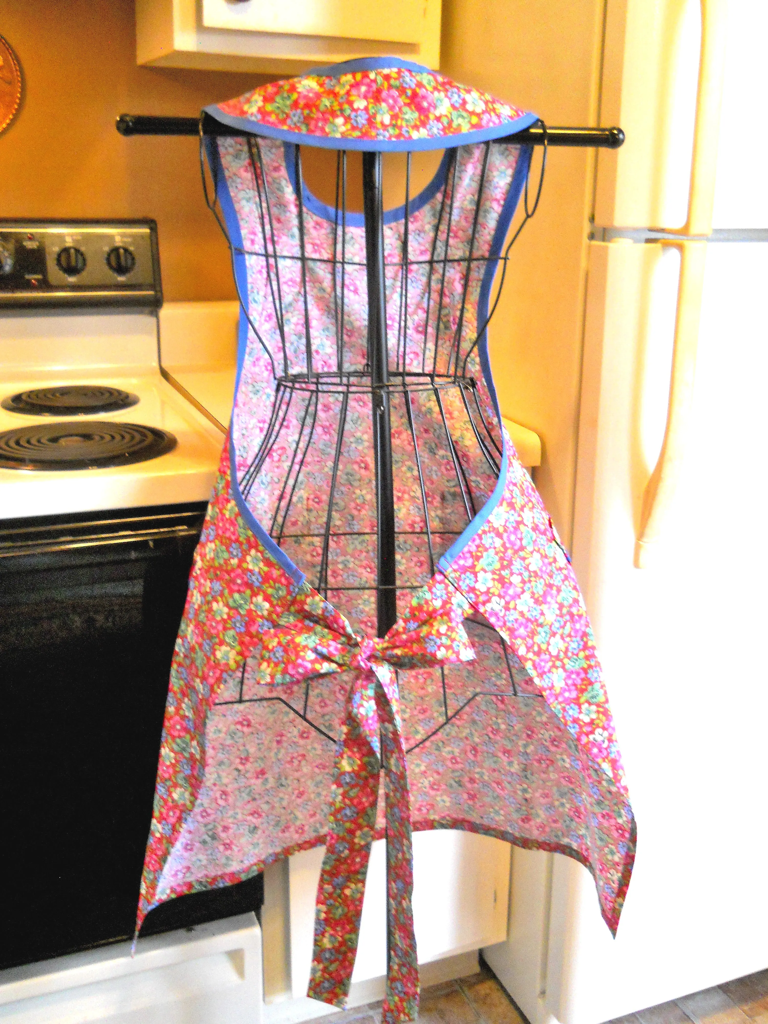 Grandma Old Fashioned Handmade Apron in Red Floral size Large