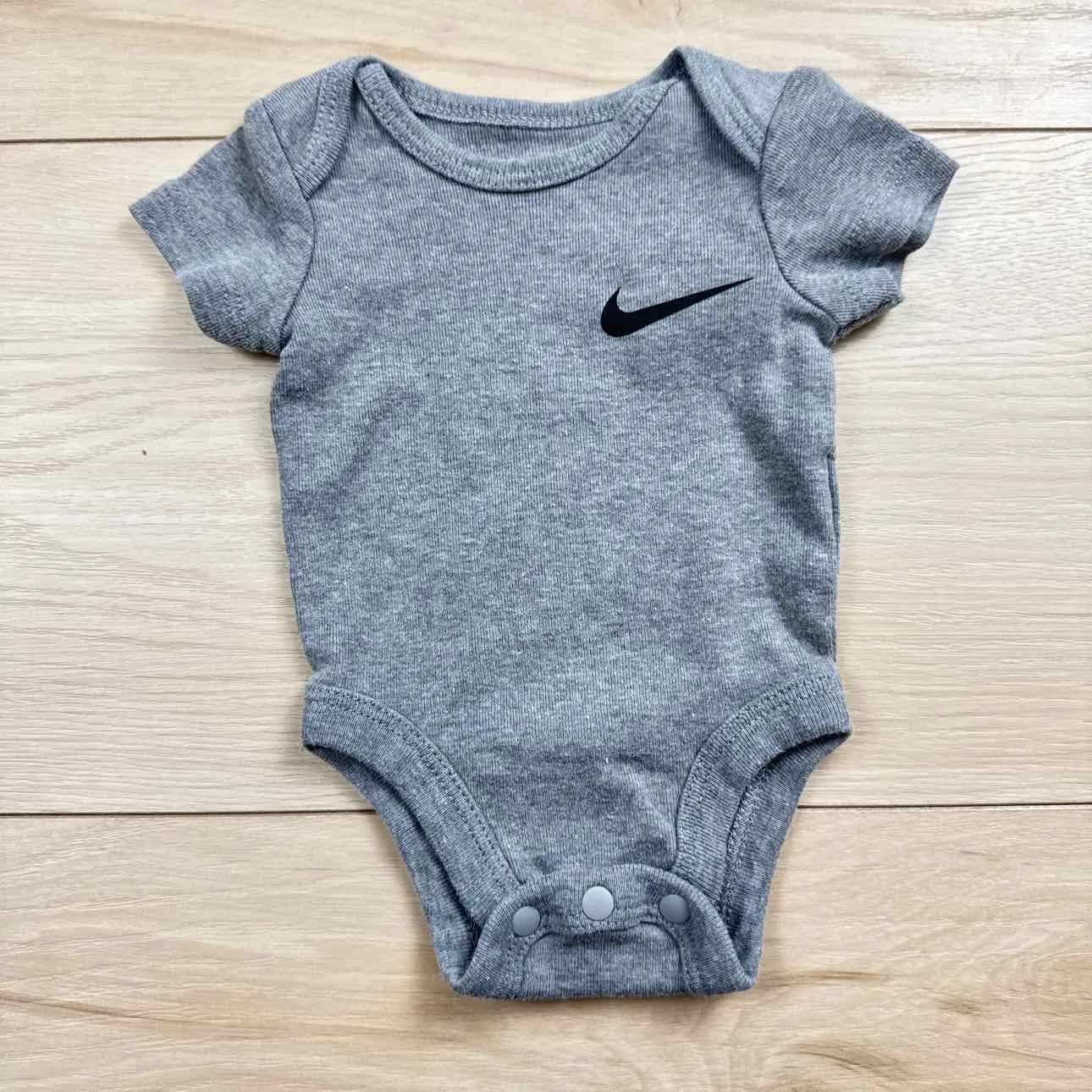 Nike ONESIE basic