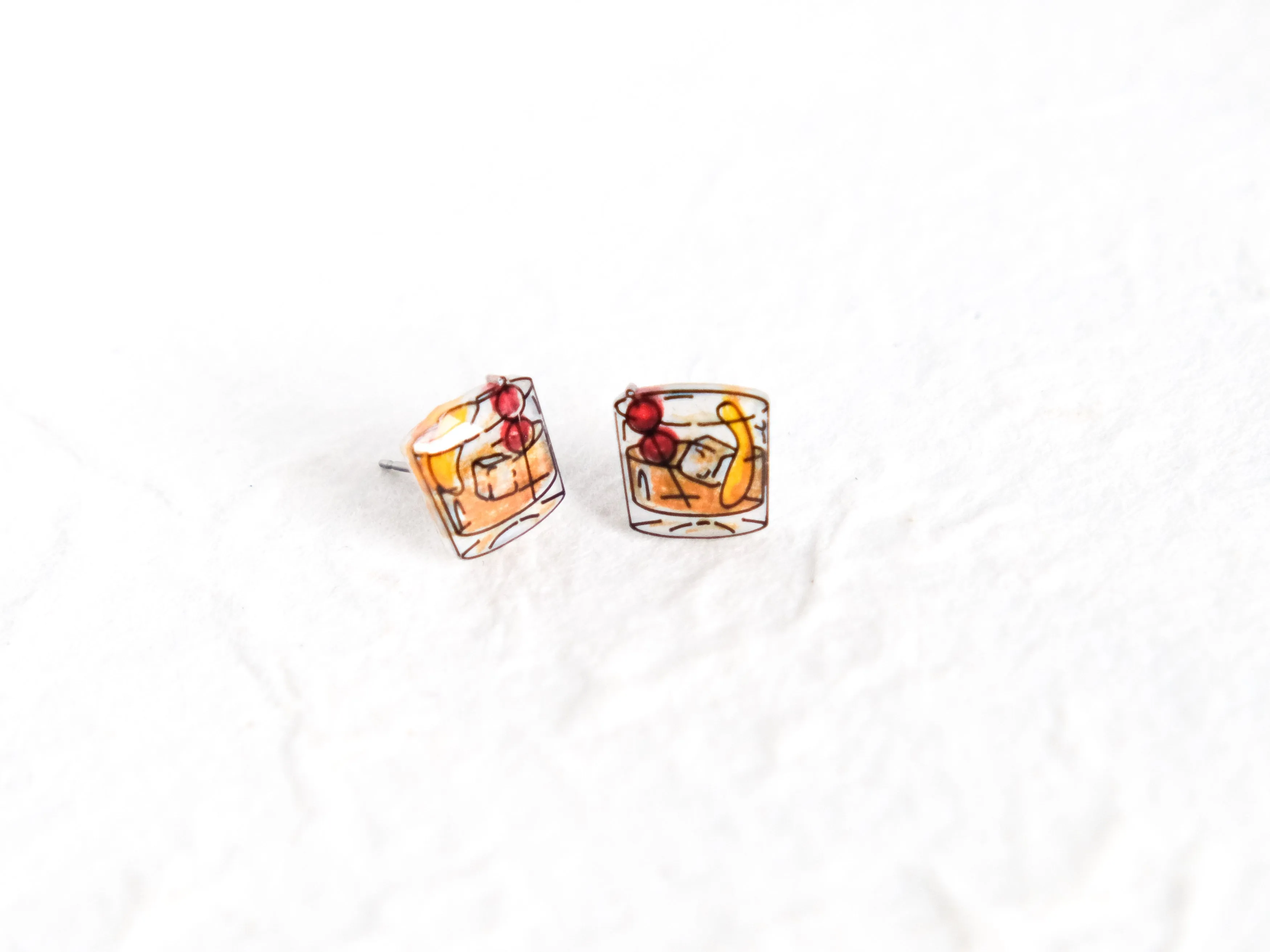 Old Fashioned Cocktails | glass of whiskey drink cocktail party earrings