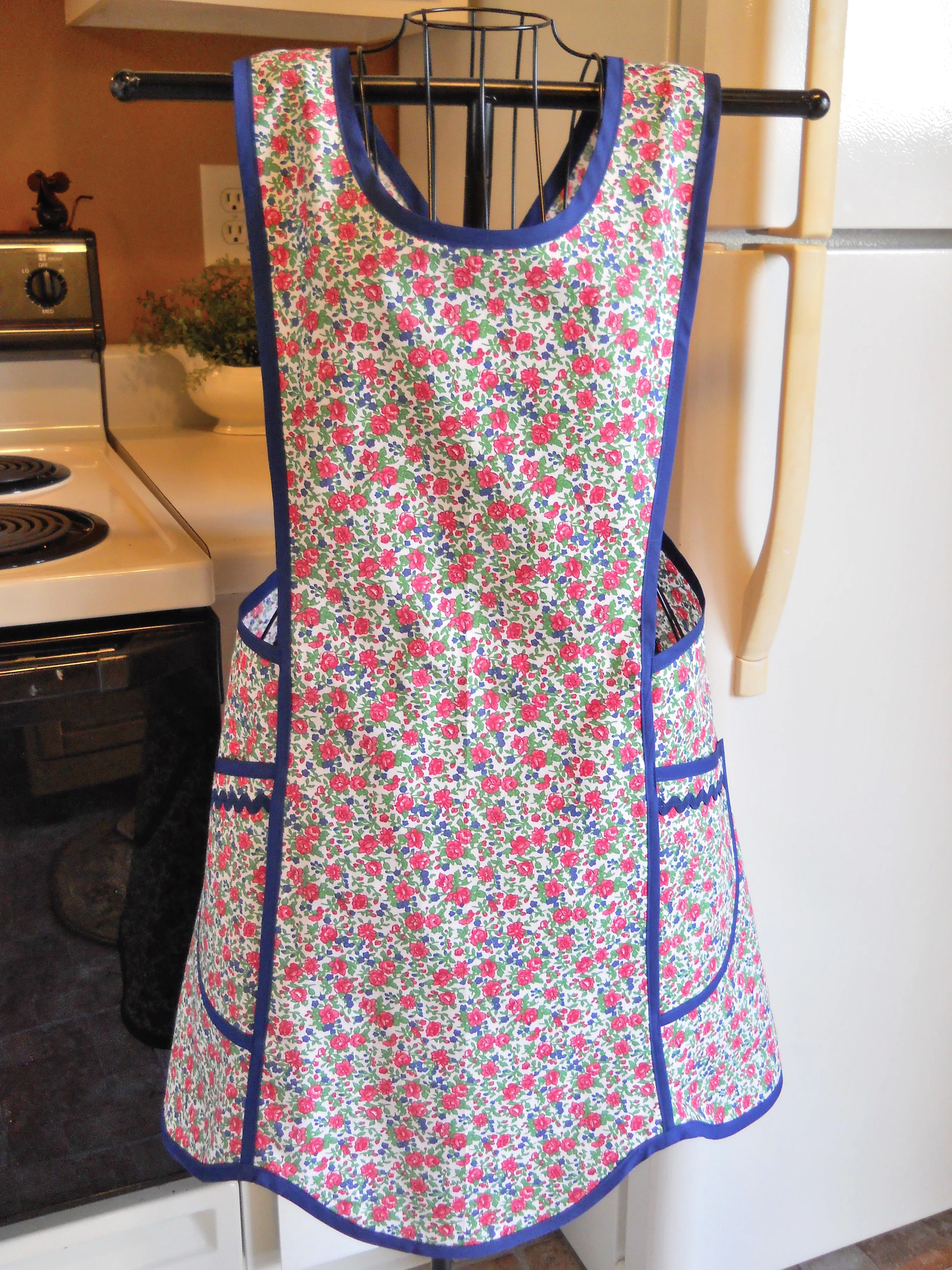 Old Fashioned Grandma Style Crossover No Tie Apron in Navy and Pink Floral Size Medium
