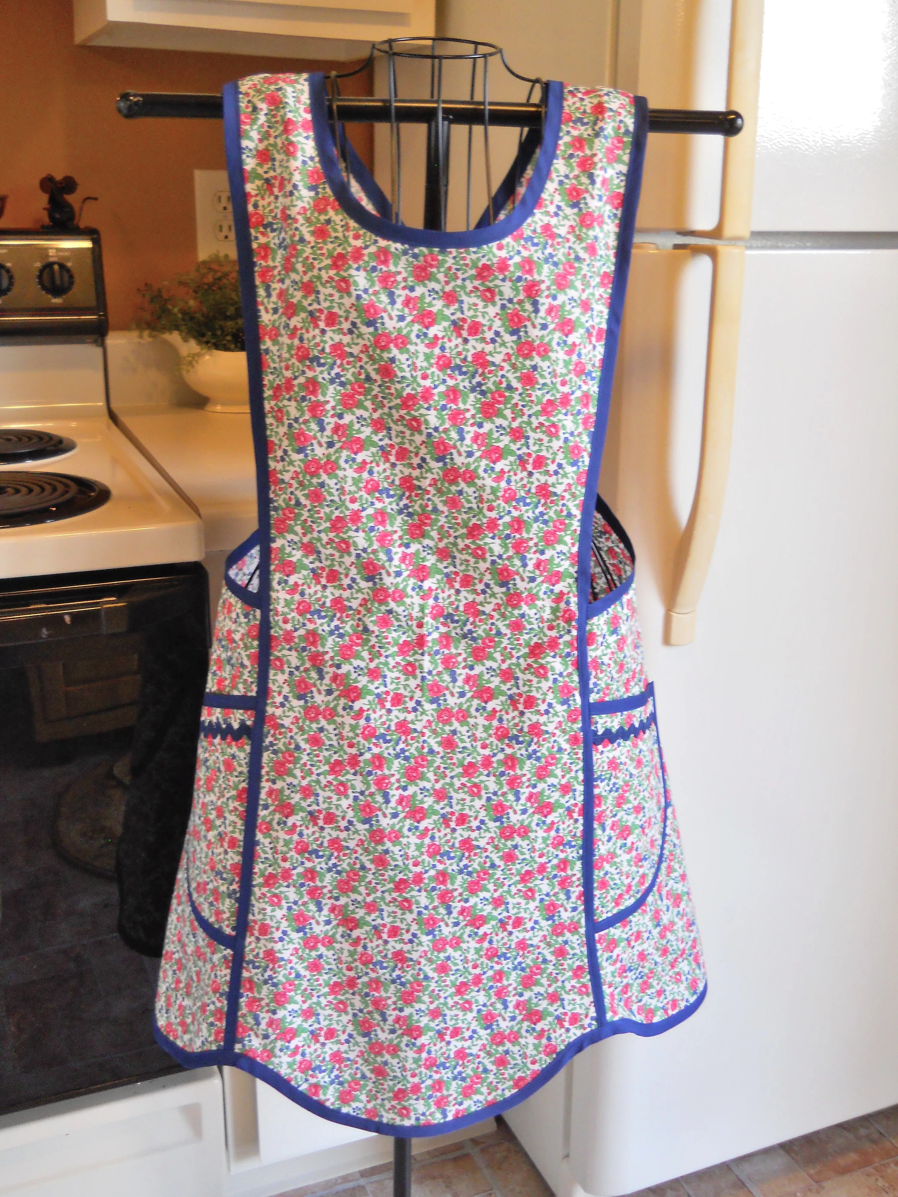 Old Fashioned Grandma Style Crossover No Tie Apron in Navy and Pink Floral Size Medium