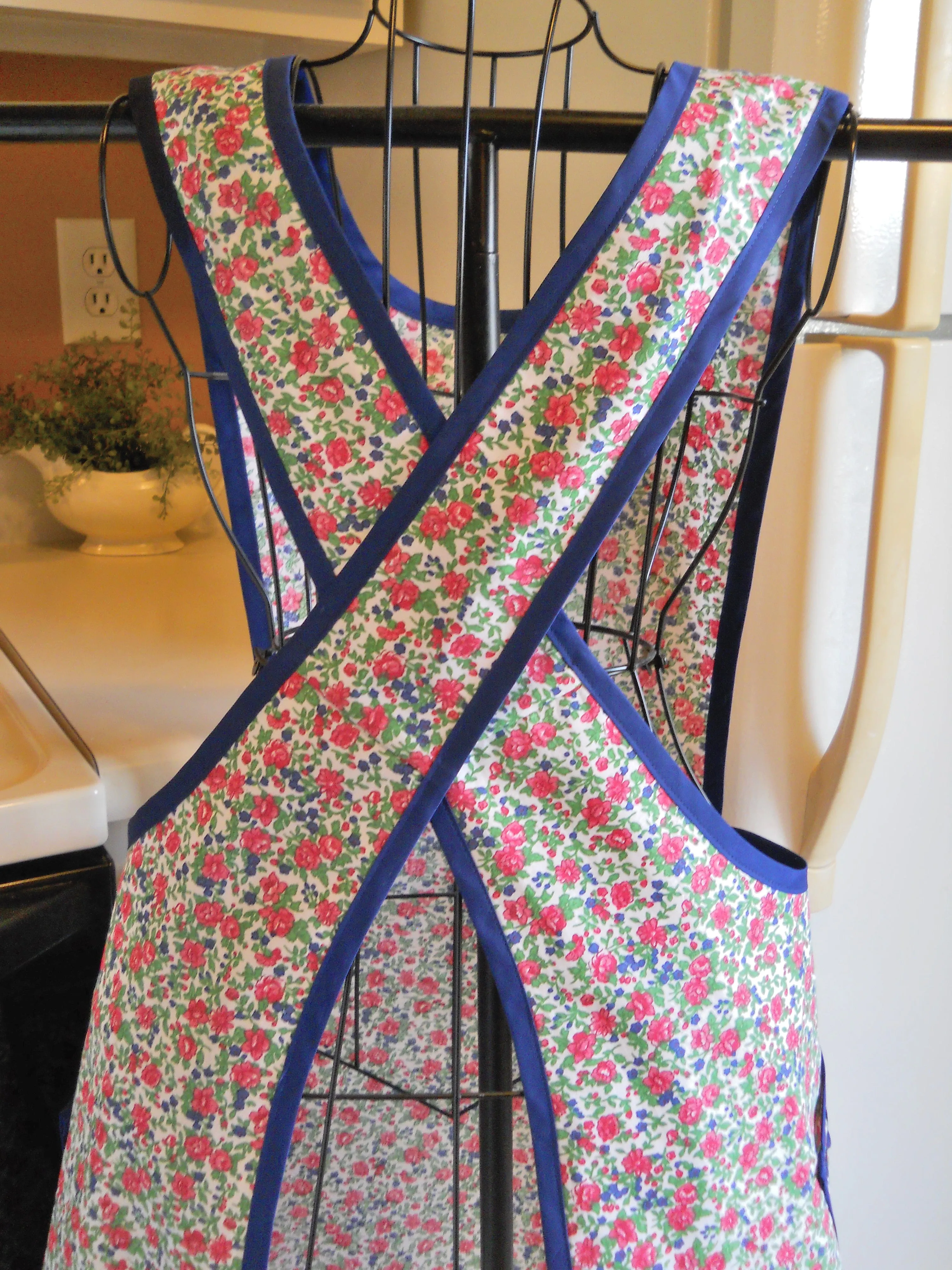 Old Fashioned Grandma Style Crossover No Tie Apron in Navy and Pink Floral Size Medium