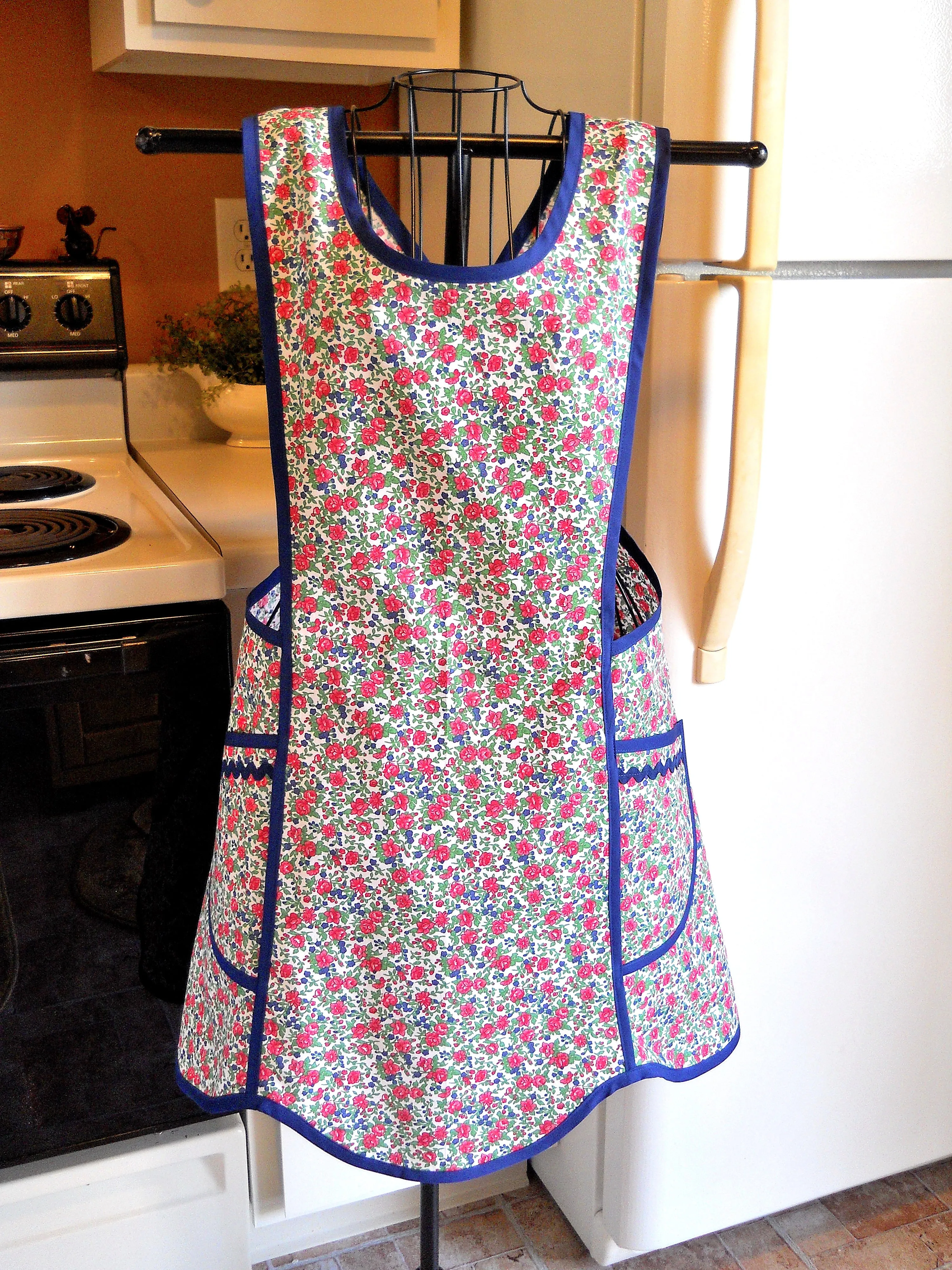 Old Fashioned Grandma Style Crossover No Tie Apron in Navy and Pink Floral Size Medium