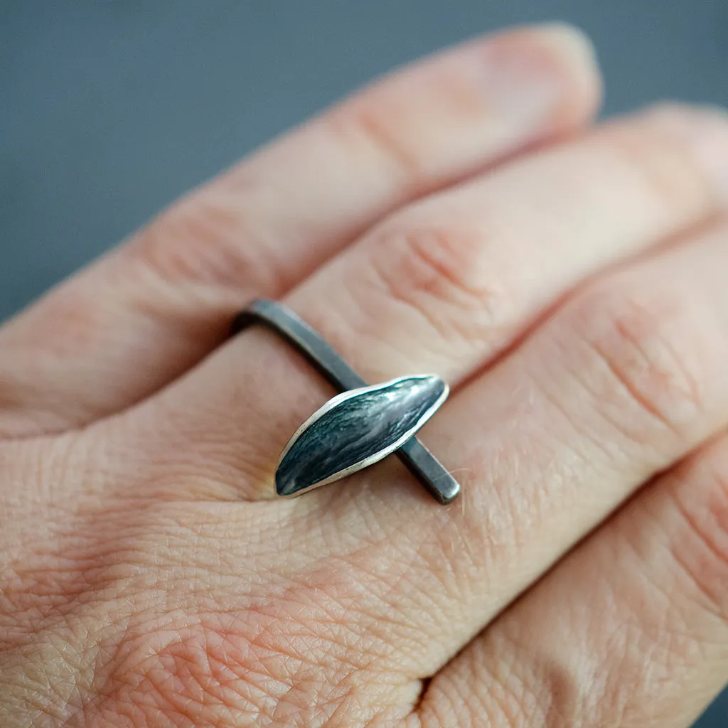 Resilient Ring in Dark Silver (single leaf)