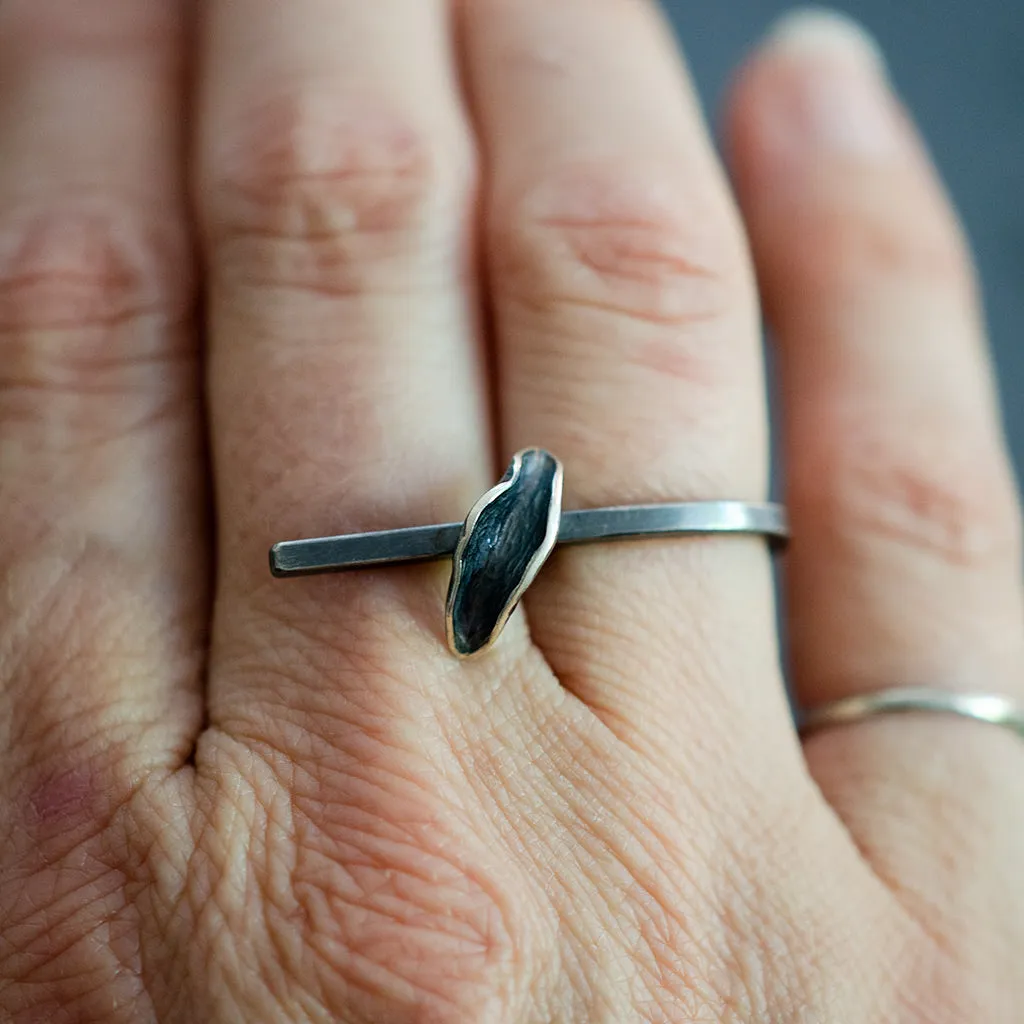 Resilient Ring in Dark Silver (single leaf)