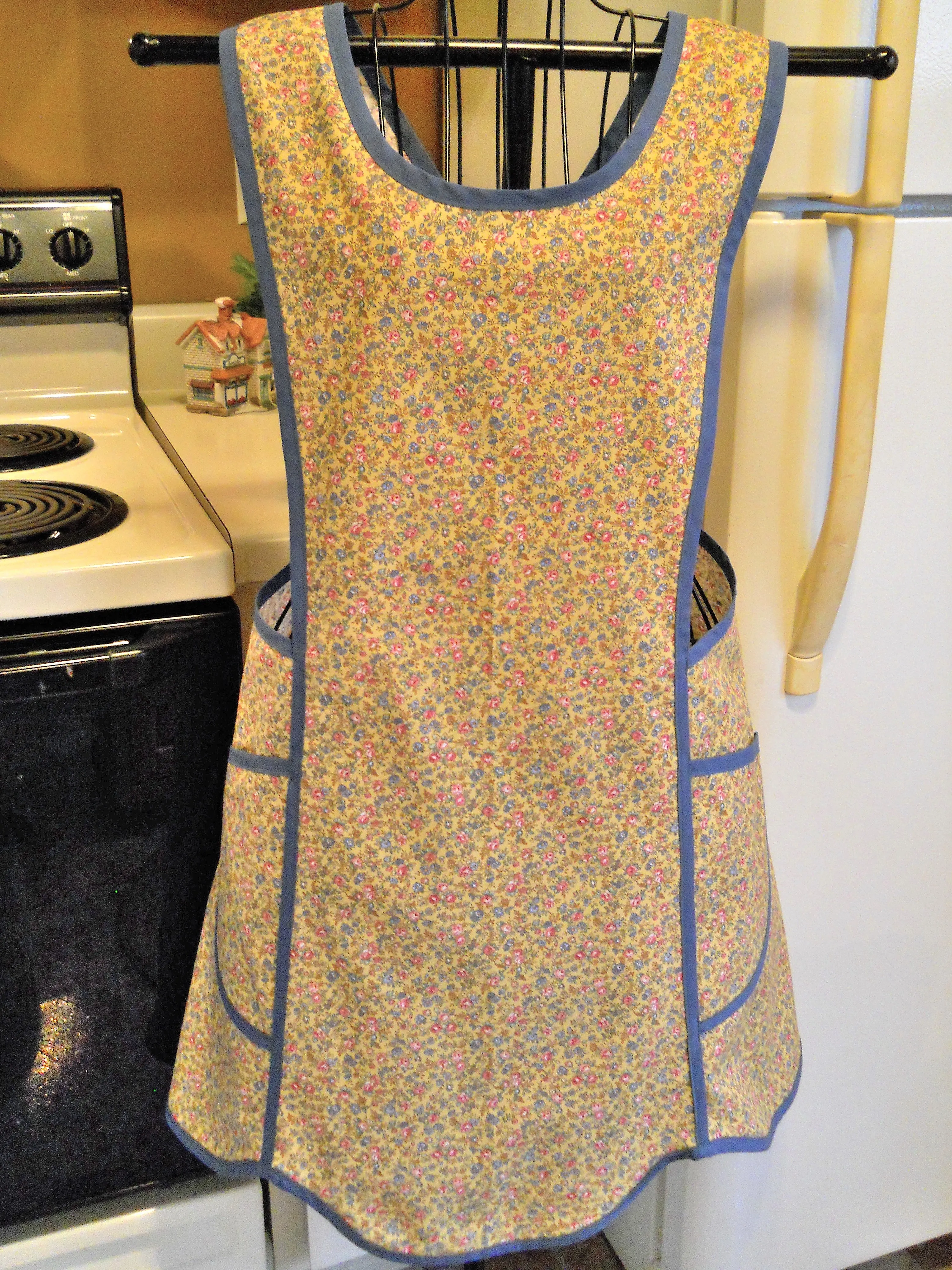 Vintage Style No Tie Crossover Apron in Yellow and Blue Floral Calico in XL