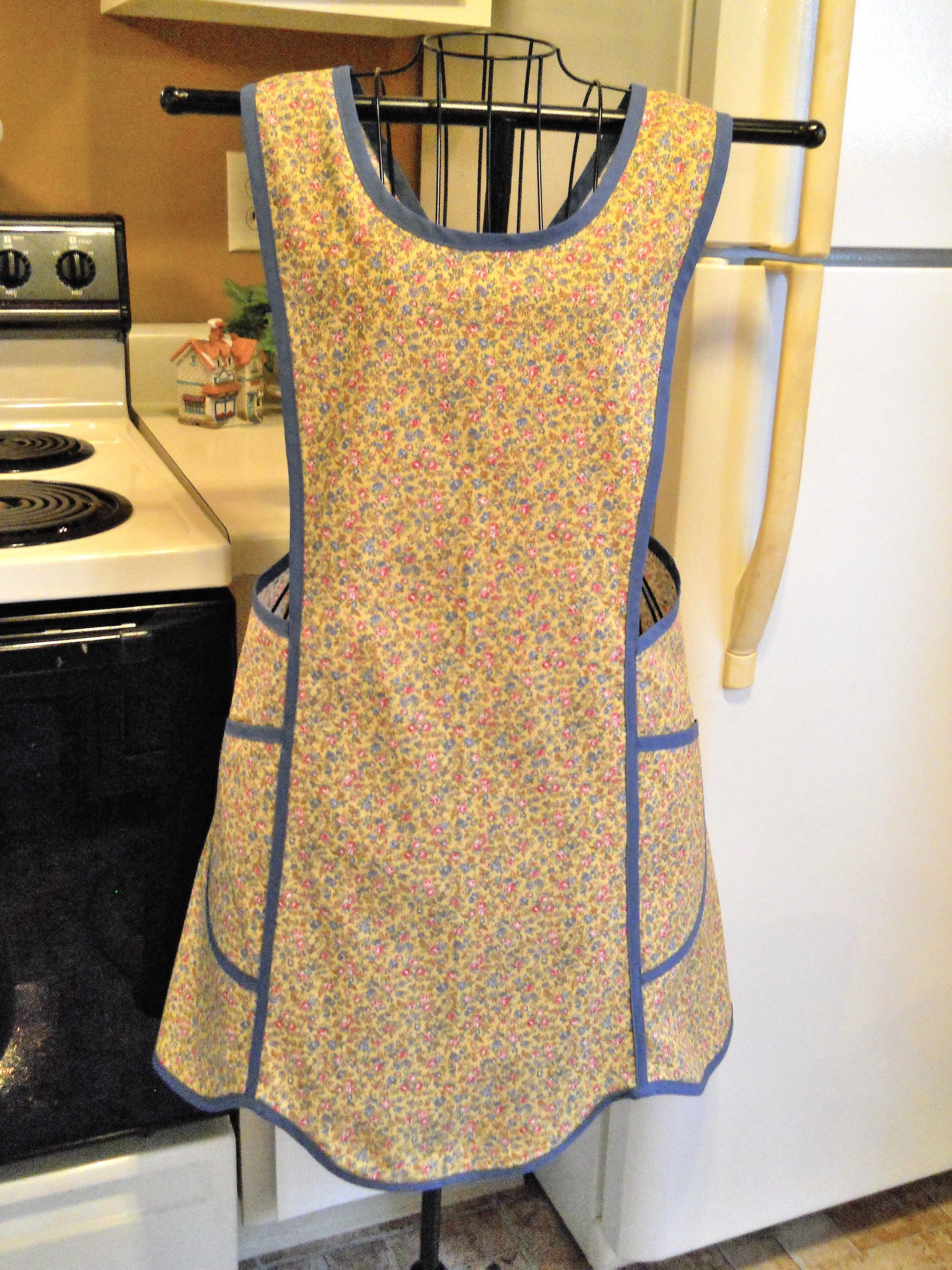 Vintage Style No Tie Crossover Apron in Yellow and Blue Floral Calico in XL
